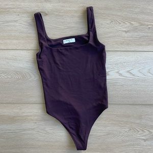 Babaton Contour Squareneck Bodysuit
Squareneck sleeveless bodysuit